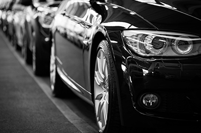 Voiture aligner, vue sur l'avant les pneus et le phare avant. Image en noir et blanc